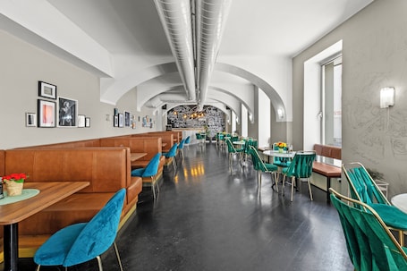 Desayuno buffet diario (EUR 15 por persona)