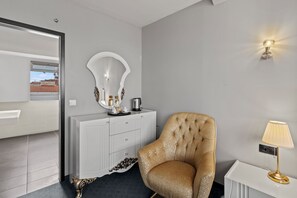 Junior Suite | Individually decorated, desk, laptop workspace, blackout drapes - Hotel George Vienna (Vienna)