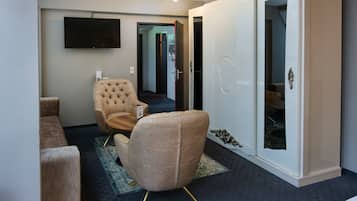Junior Suite | 2 bedrooms, individually decorated, desk, laptop workspace