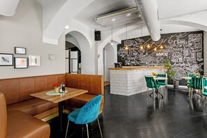 Daily buffet breakfast (EUR 15 per person) - Hotel George Vienna (Vienna)