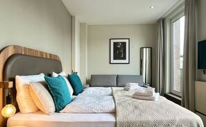 Decoración personalizada, escritorio y espacio para trabajar con laptop 