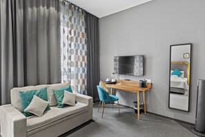 Deluxe Room | Individually decorated, desk, laptop workspace, blackout drapes - Hotel George Vienna (Vienna)