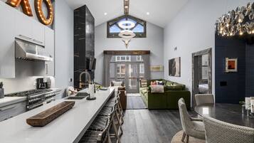 Deluxe Condo, 3 Bedrooms, 3 Bathrooms, Slope side | Living area | 40-inch TV with satellite channels, fireplace, pay movies