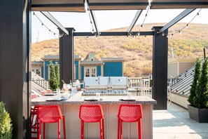 2 restaurants, breakfast served