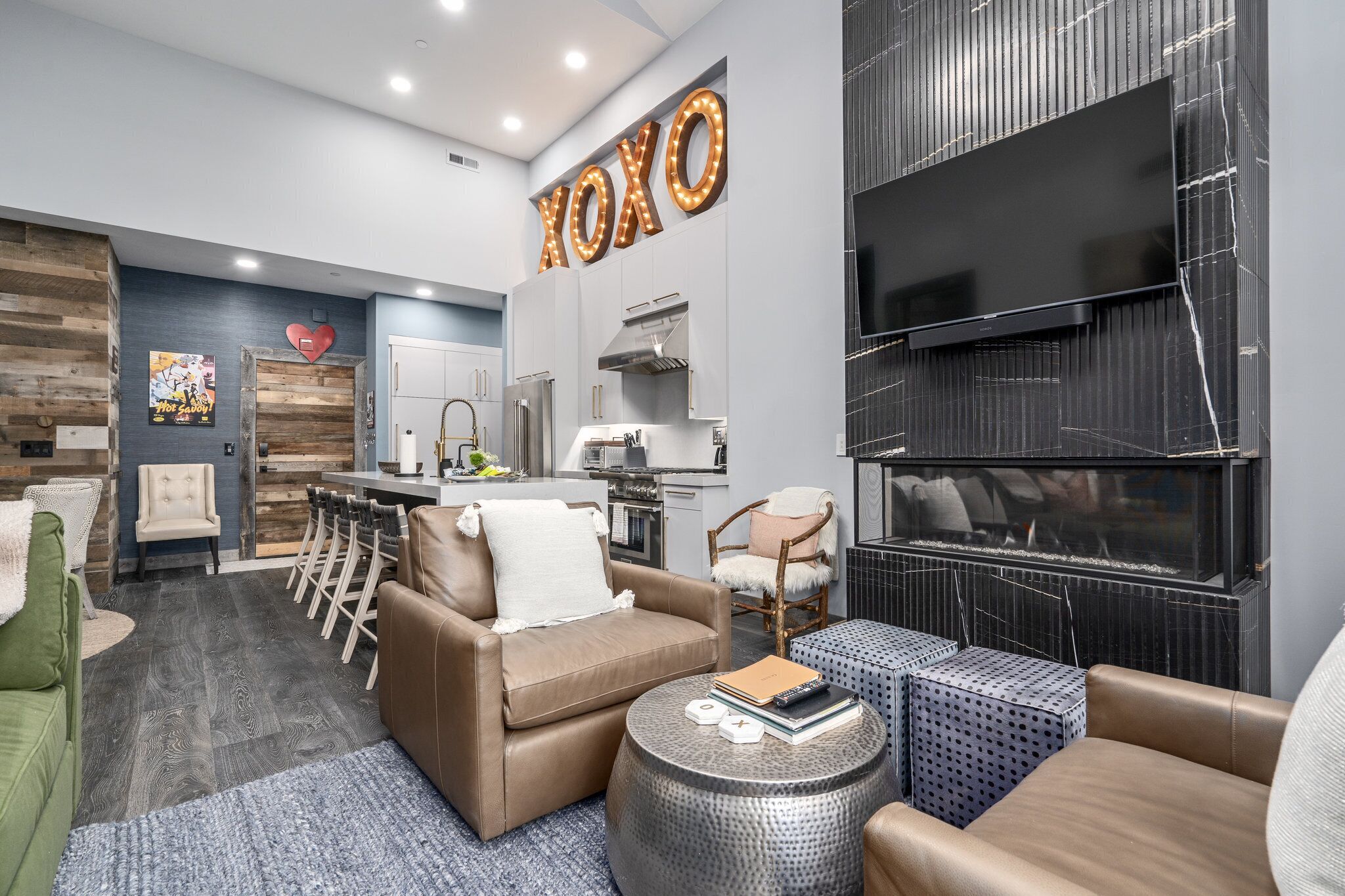 deluxe condo, 3 bedrooms, 3 bathrooms, slope side | living area | 40-inch tv with satellite channels, fireplace, pay films