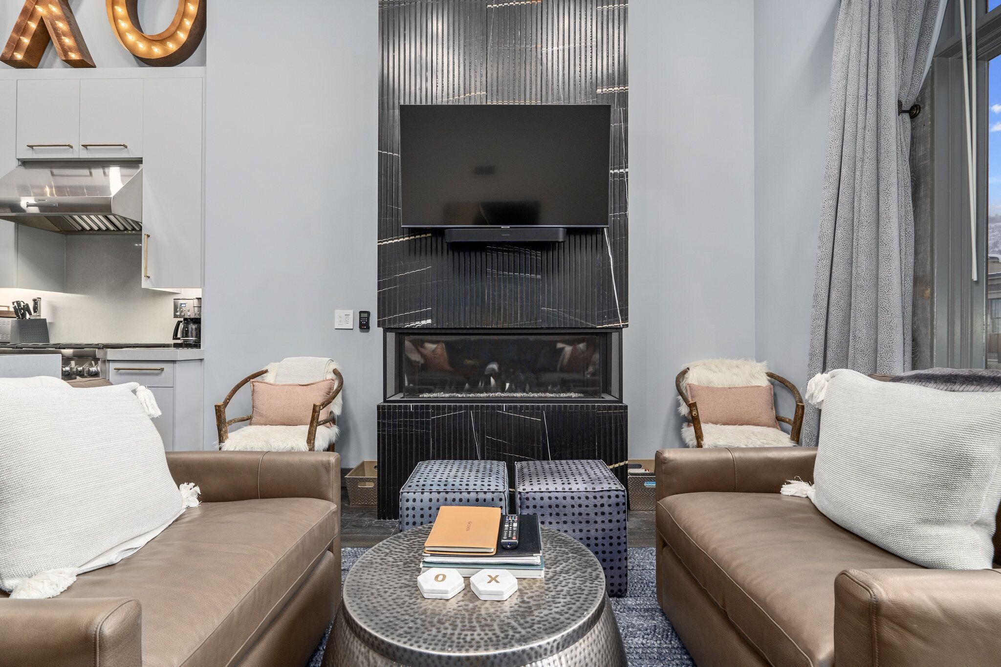 deluxe condo, 3 bedrooms, 3 bathrooms, slope side | living area | 40-inch tv with satellite channels, fireplace, pay films