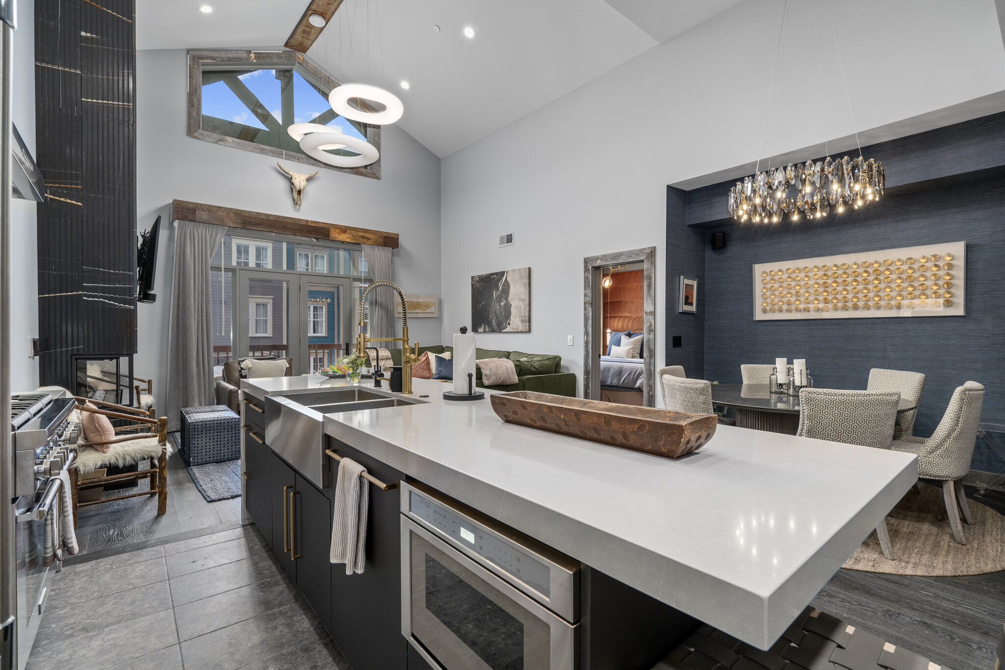 deluxe condo, 3 bedrooms, 3 bathrooms, slope side | living area | 40-inch tv with satellite channels, fireplace, pay films