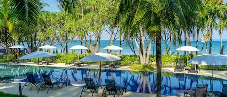 8 piscines extérieures, parasols de plage, chaises longues