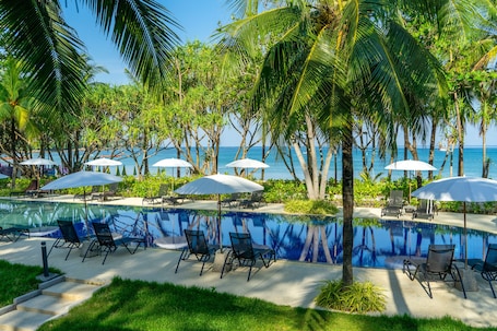 8 piscinas al aire libre, sombrillas, sillones reclinables de piscina