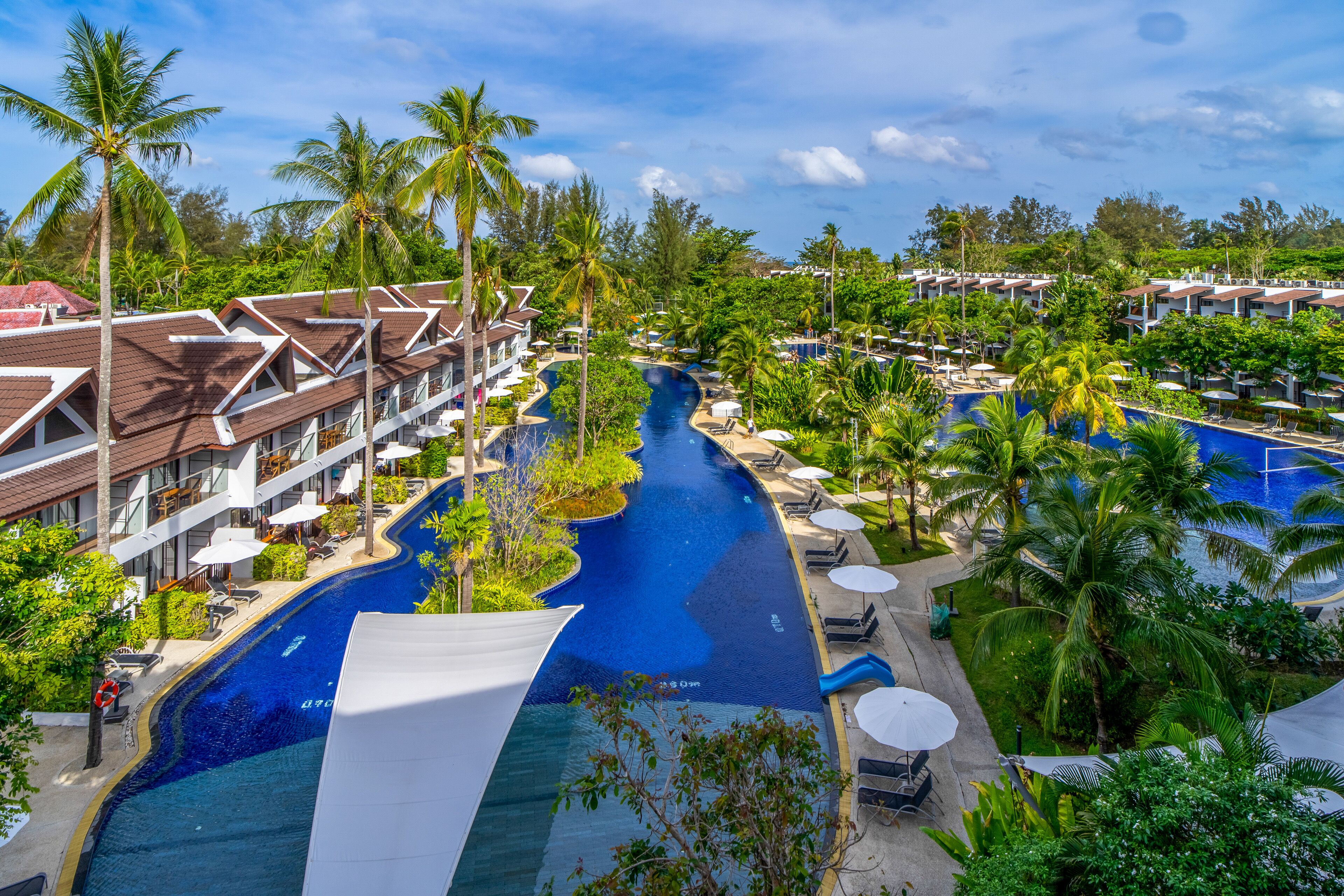8 outdoor pools, open 8:00 AM to 8:00 PM, pool umbrellas, pool loungers