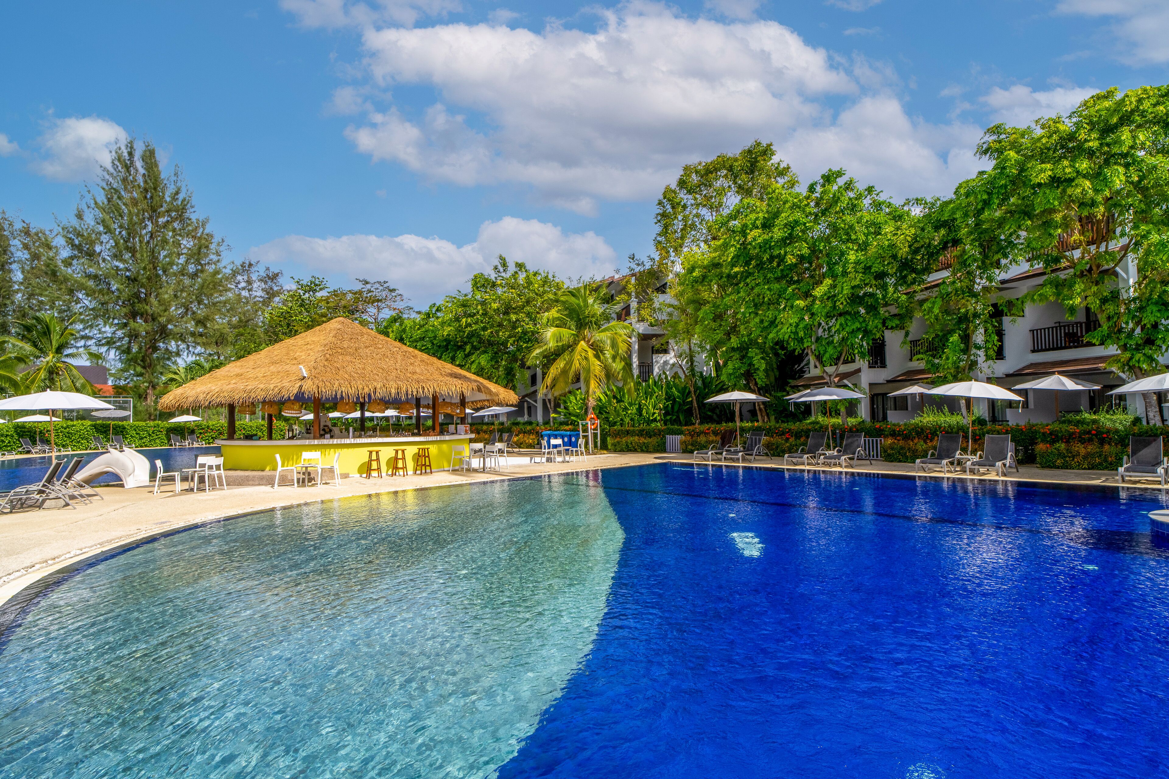 8 piscinas al aire libre (de 08:00 a 20:00), sombrillas, tumbonas