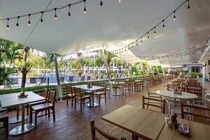 2 restaurantes: opção de café da manhã, almoço e jantar