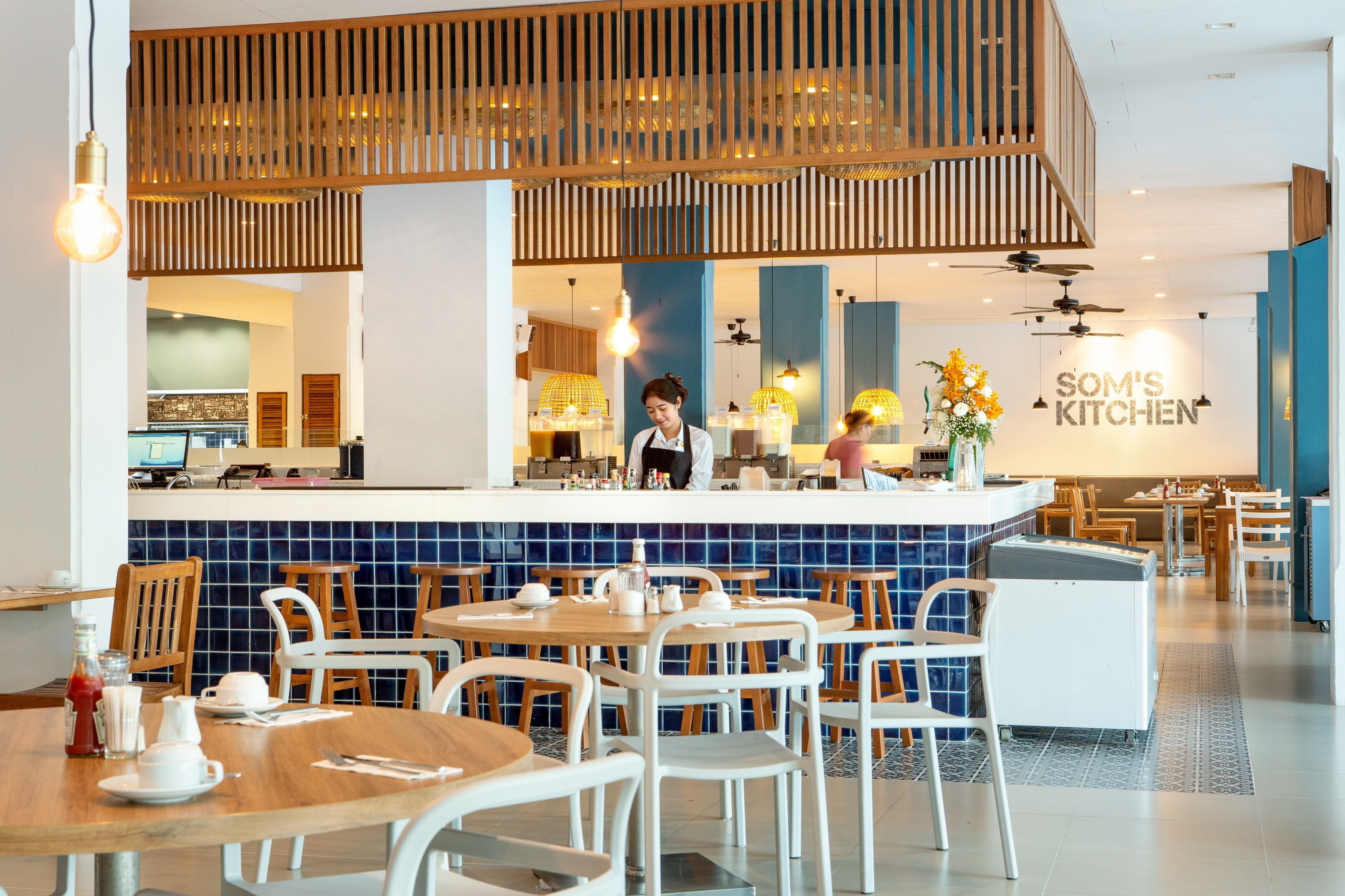 2 restaurants, breakfast served