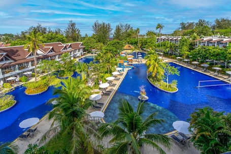 8 piscinas al aire libre, sombrillas, sillones reclinables de piscina. Sunwing Kamala Beach