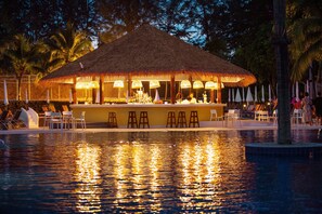Poolside bar - Sunwing Kamala Beach (Kamala)