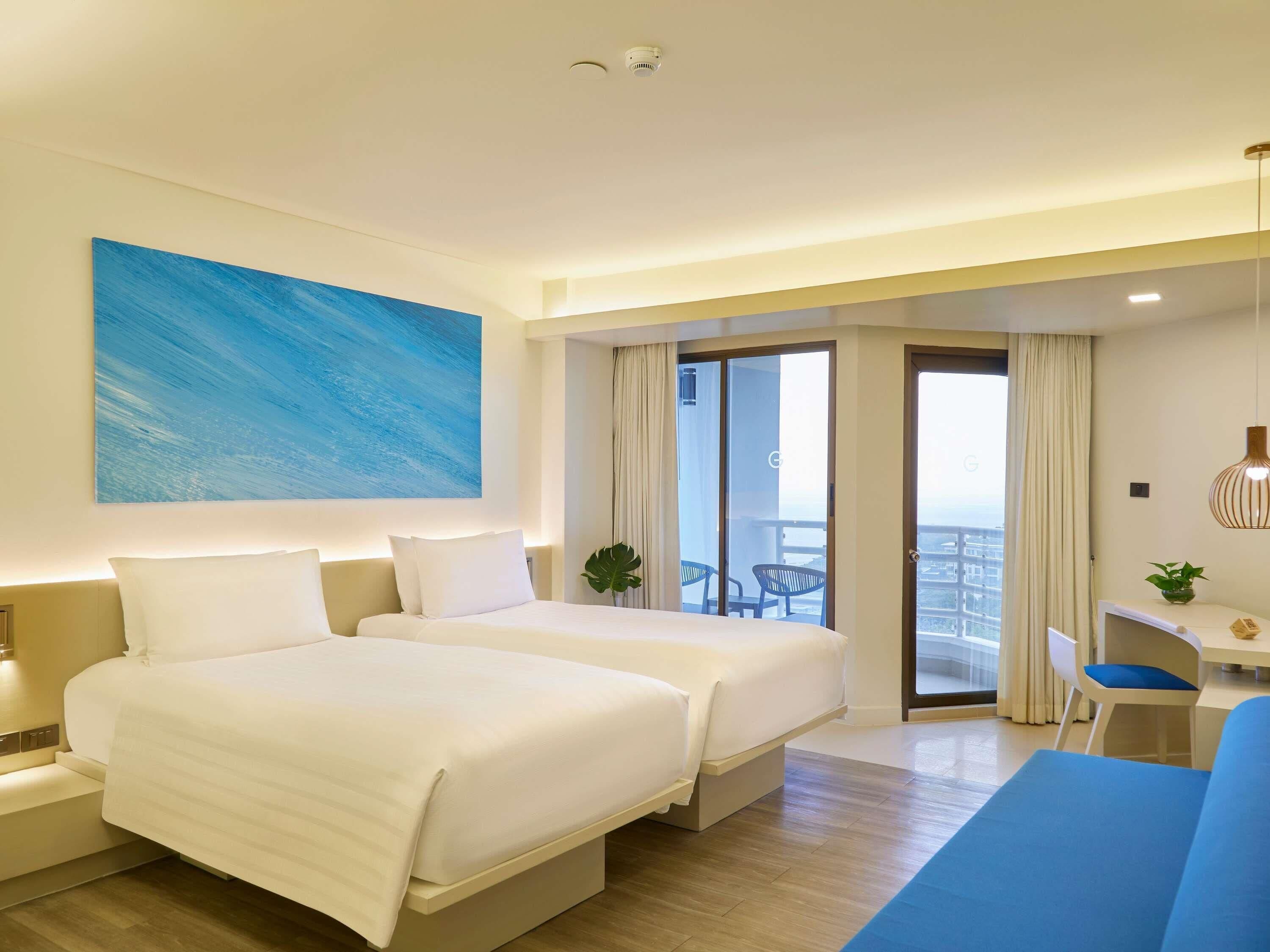 Hypo-allergenic bedding, down duvets, in-room safe, desk