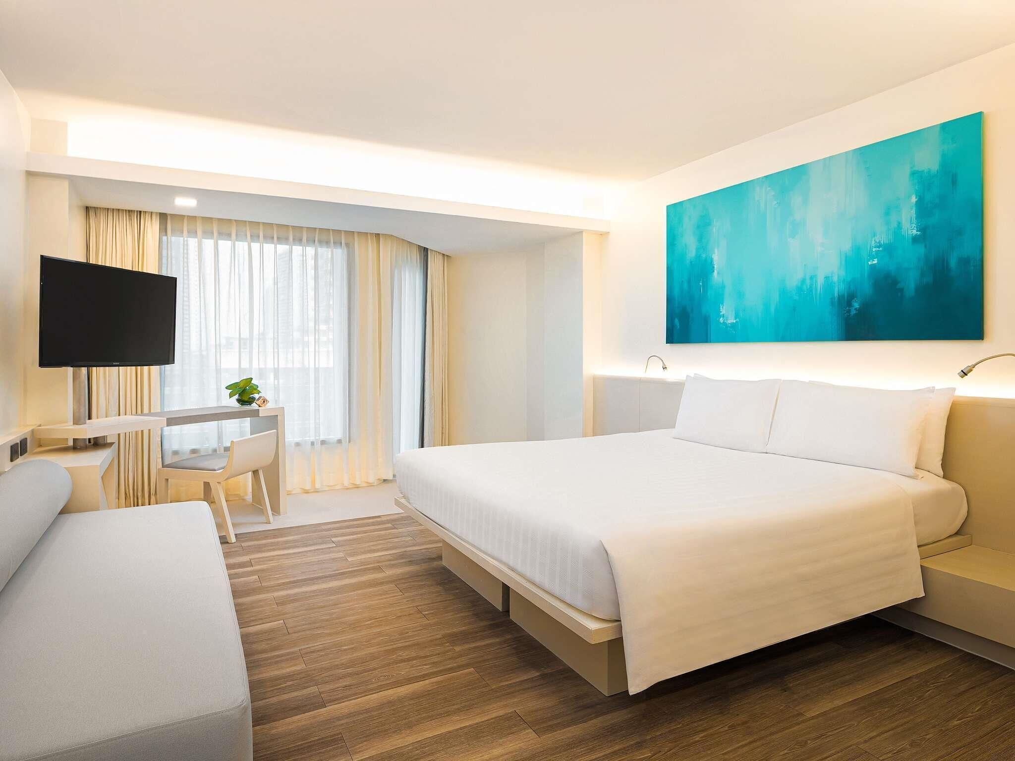 Deluxe Room, 1 King Bed | Hypo-allergenic bedding, down comforters, in-room safe, desk