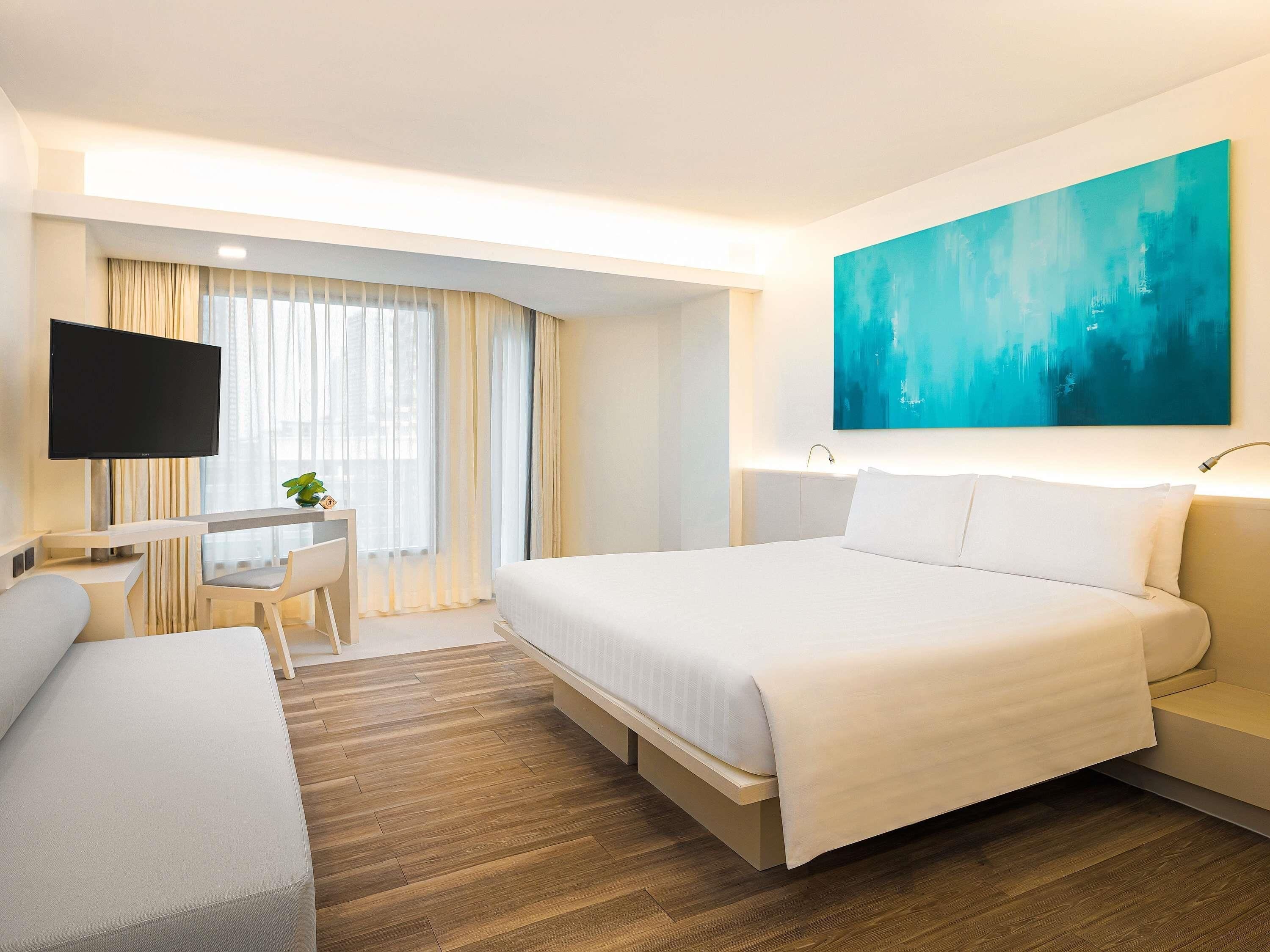 Deluxe Room, 1 King Bed | Hypo-allergenic bedding, down duvets, in-room safe, desk