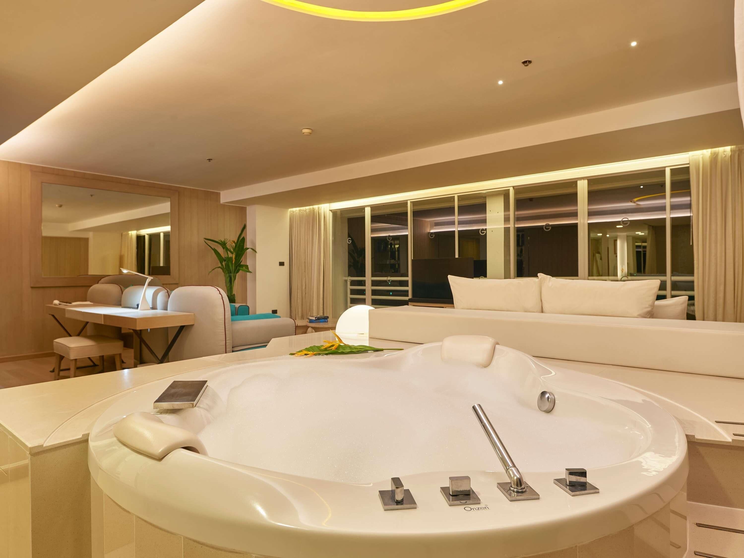 Hypo-allergenic bedding, down comforters, in-room safe, desk