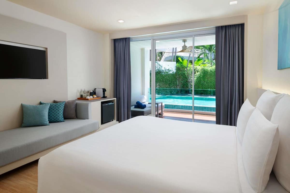 Hypo-allergenic bedding, down comforters, in-room safe, desk