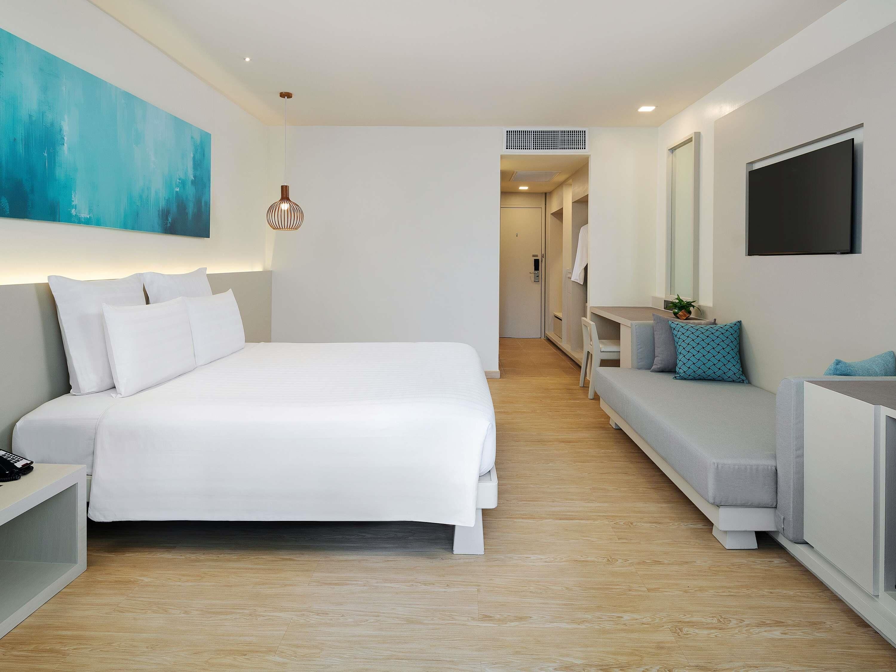 Hypo-allergenic bedding, down duvets, in-room safe, desk