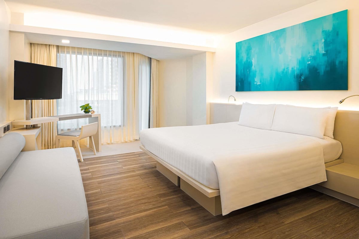 Habitació Deluxe, 1 llit de matrimoni gran | 1 dormitori, cobrellits, caixa forta a l'habitació i escriptori