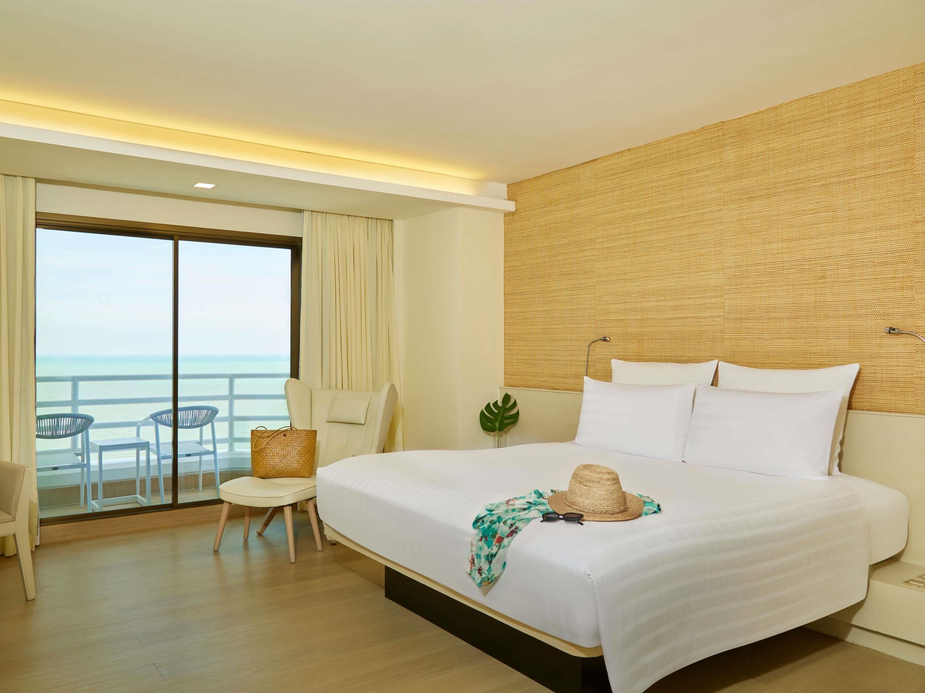 Executive Room, 1 King Bed, Club lounge access, Sea View | Hypo-allergenic bedding, down duvets, in-room safe, desk