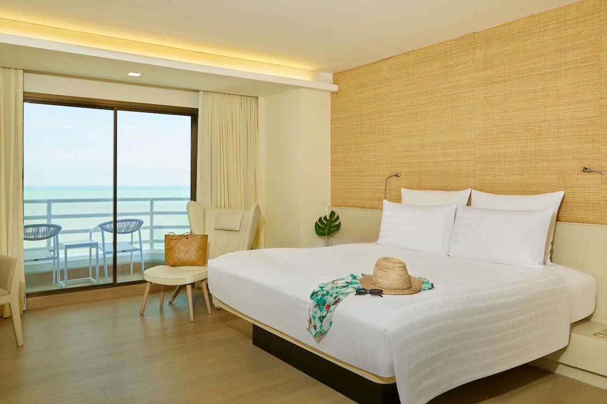 Habitación ejecutiva, 1 cama de matrimonio grande, Acceso al salón del club, vistas al mar | 1 dormitorio, ropa de cama hipoalergénica, edredones de plumas