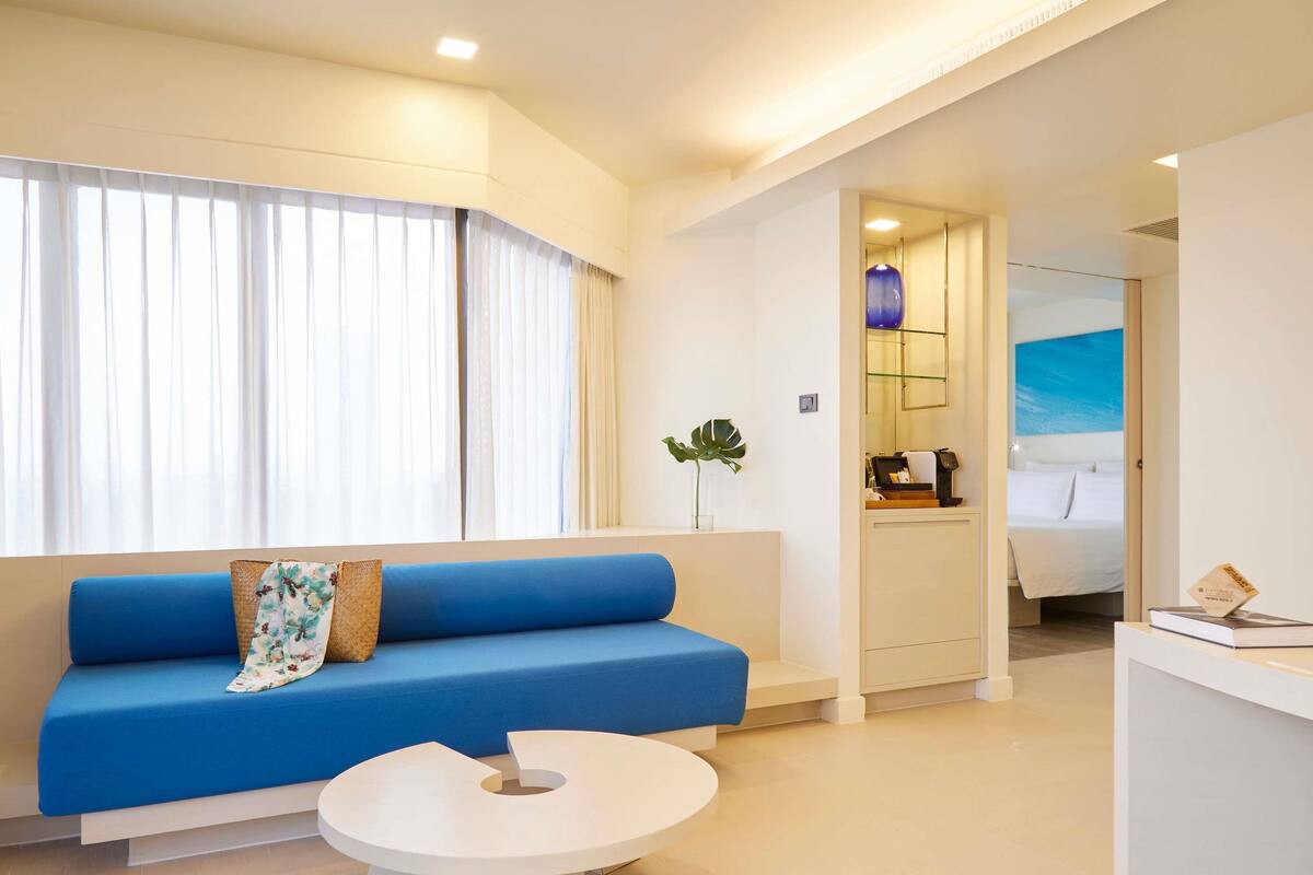 尊榮客房, 2 間臥室 (1 King Size and 2 Single Size Beds) | 低過敏寢具、羽絨被、客房內保險箱、書桌