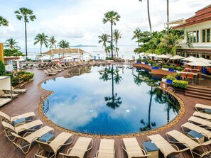 2 outdoor pools, open 6:00 AM to 7:00 PM, pool cabanas (surcharge) - Pullman Pattaya Hotel G (Pattaya)
