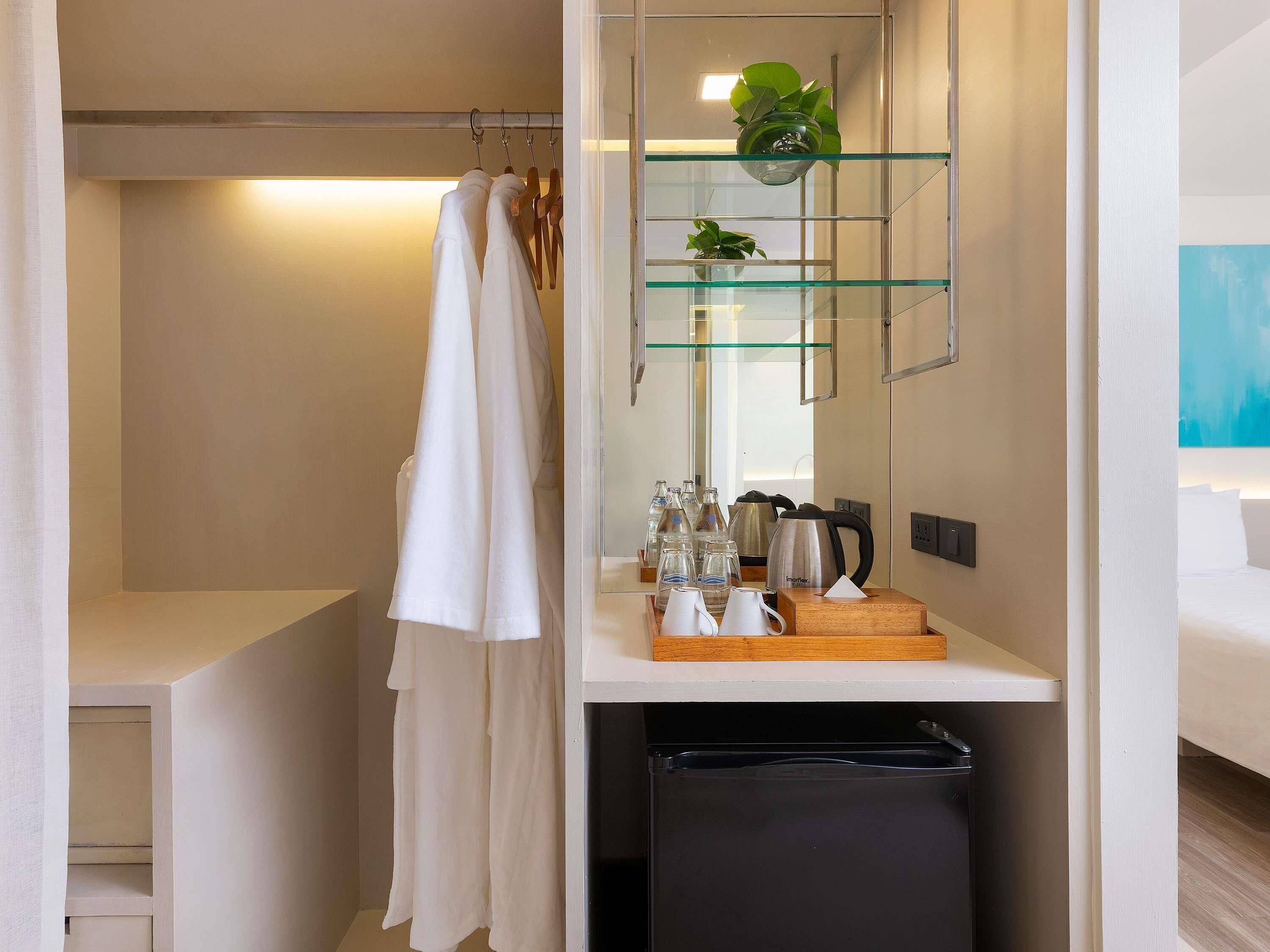 Hypo-allergenic bedding, down duvets, in-room safe, desk