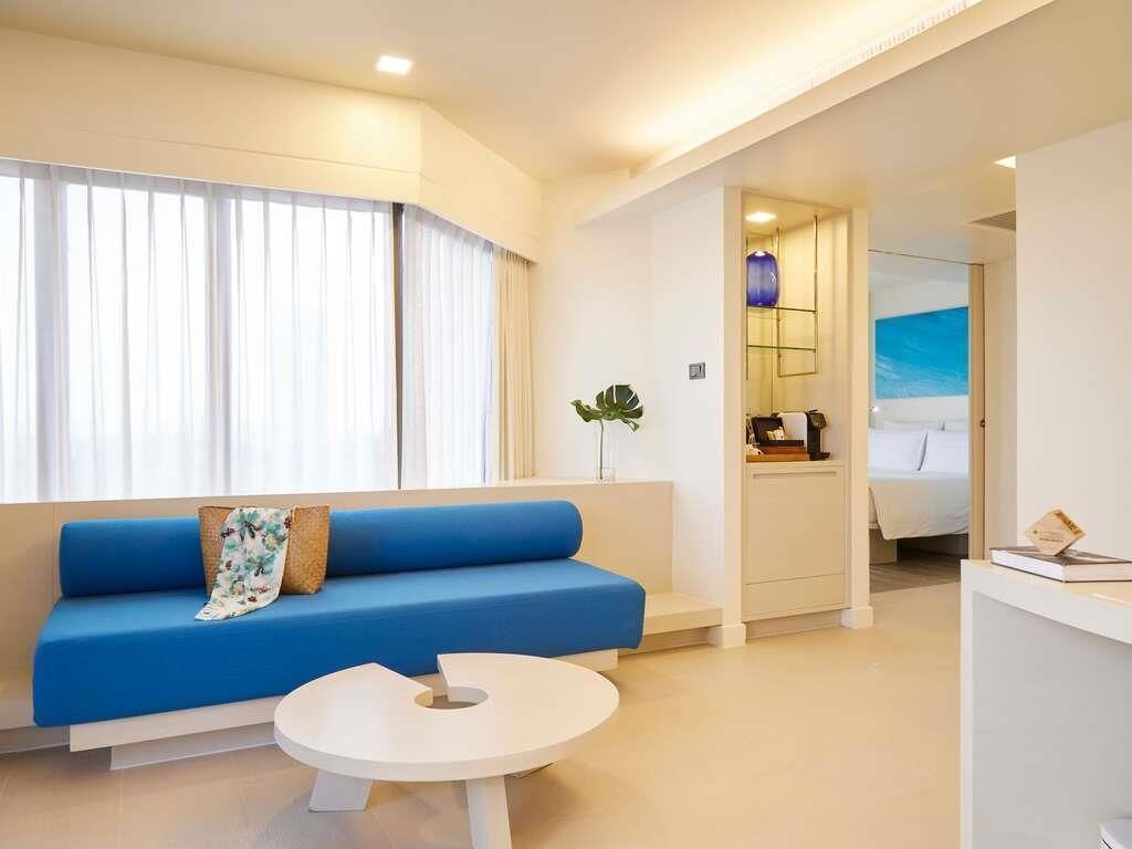 Kamar Premium, 2 kamar tidur (1 King Size and 2 Single Size Beds) | Seprai antialergi, selimut bulu angsa, brankas, dan meja kerja