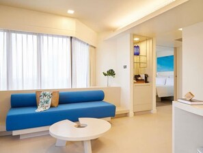 프리미엄룸, 침실 2개 (1 King Size and 2 Single Size Beds) | 저자극성 침구, 오리/거위털 이불, 객실 내 금고, 책상
