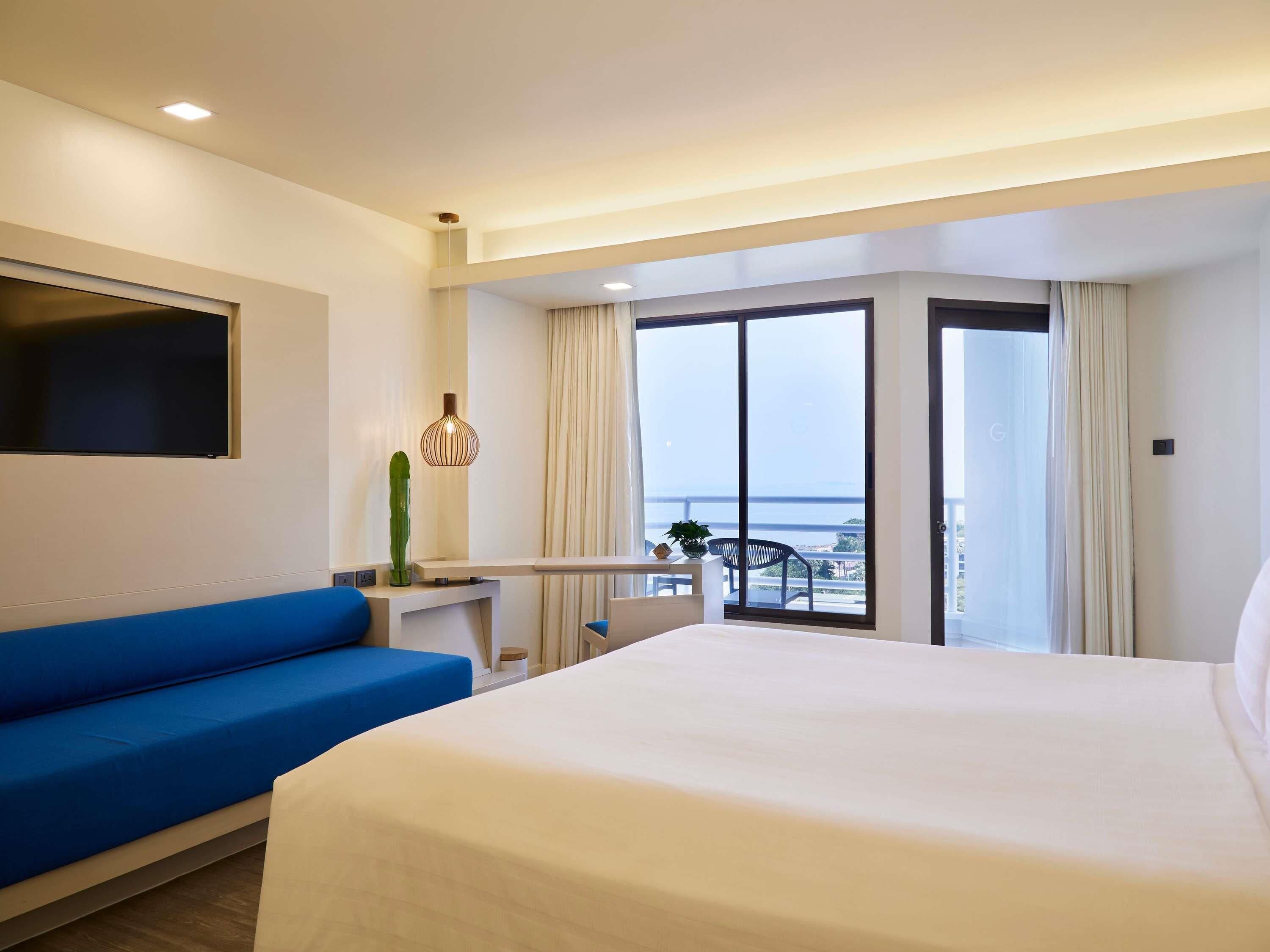 Premium Room, 1 King Bed, Sea View | Hypo-allergenic bedding, down duvets, in-room safe, desk
