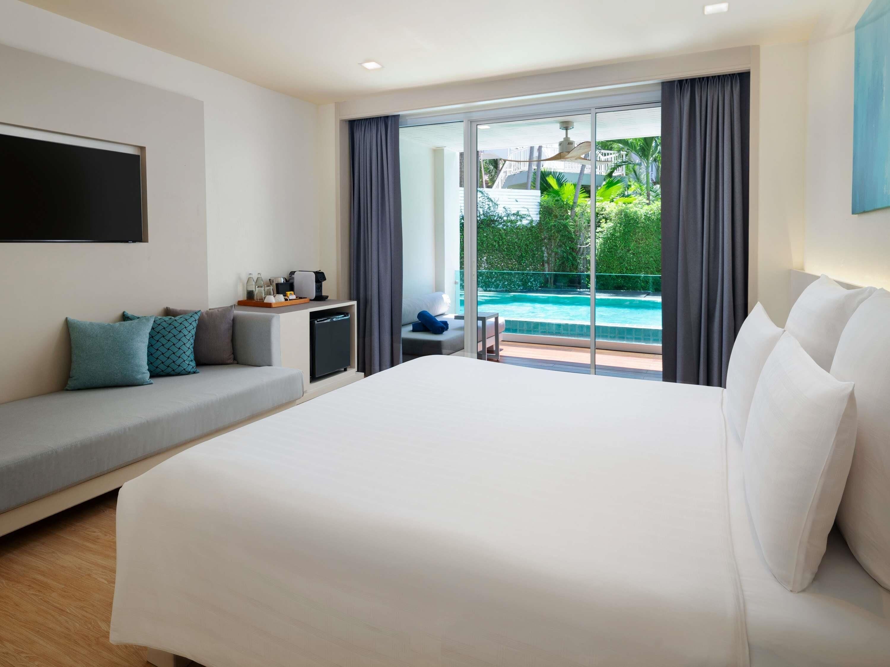 Premium Room, 1 King Bed, Pool Access | Hypo-allergenic bedding, down duvets, in-room safe, desk