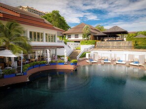 2 piscinas externas, funciona das 6h às 19h, barracas, guarda-sóis