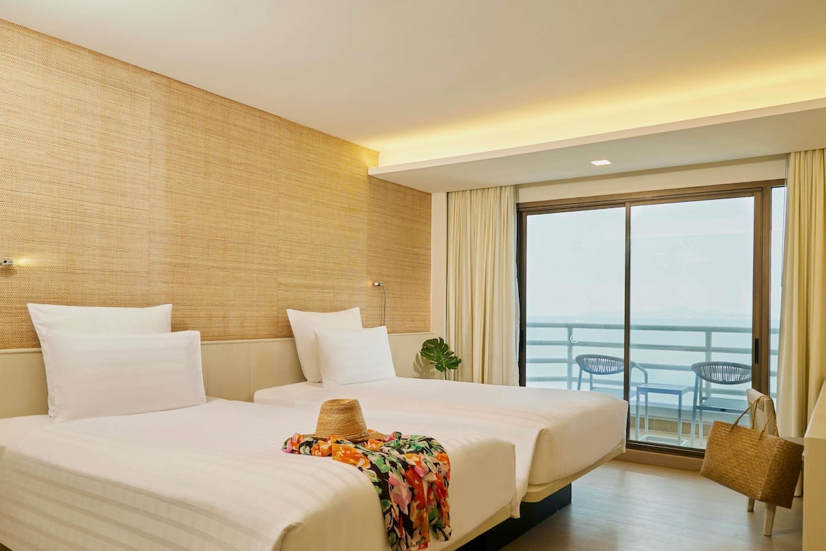 Habitación ejecutiva, 2 camas individuales, Acceso al salón del club, vistas al mar | 1 dormitorio, ropa de cama hipoalergénica, edredones de plumas