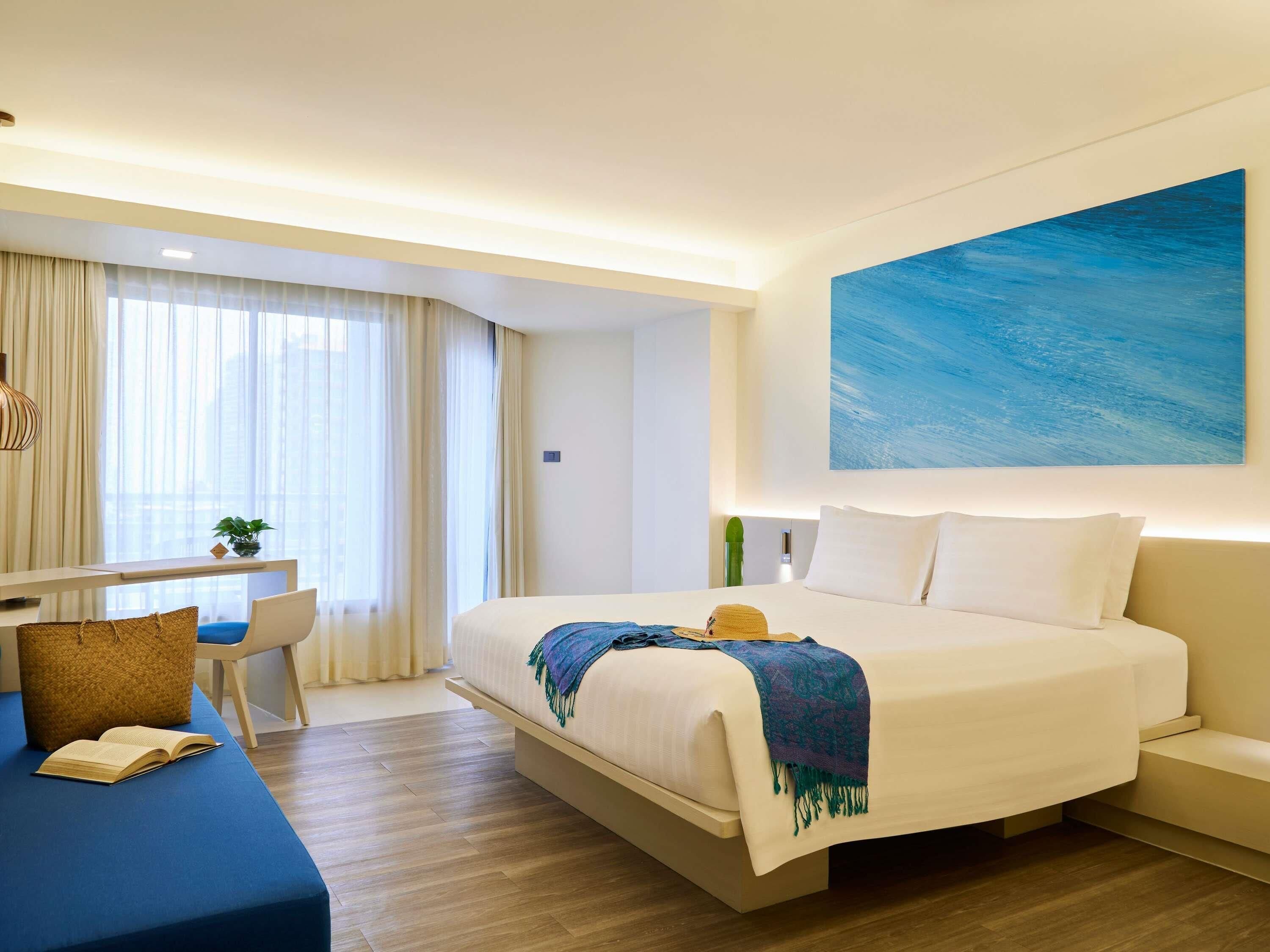 Hypo-allergenic bedding, down duvets, in-room safe, desk