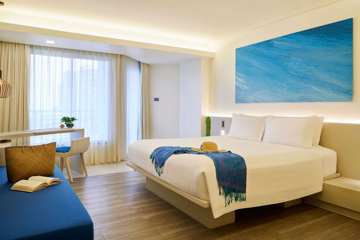 Hypo-allergenic bedding, down duvets, in-room safe, desk