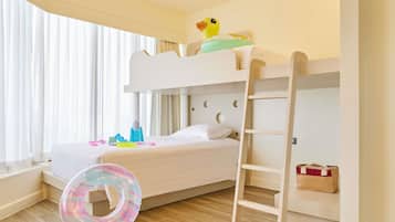Une chambre avec un lit superposé, une échelle, une fenêtre avec des rideaux et un lit avec des oreillers et des jouets.
