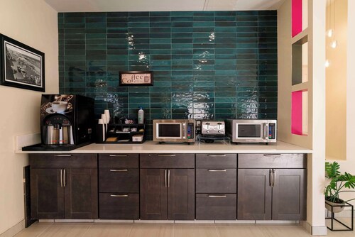 Gateway Hotel & Suites, an Ascend Collection Hotel