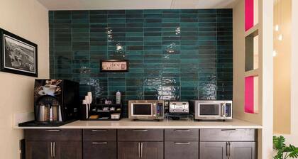 Gateway Hotel & Suites, an Ascend Collection Hotel