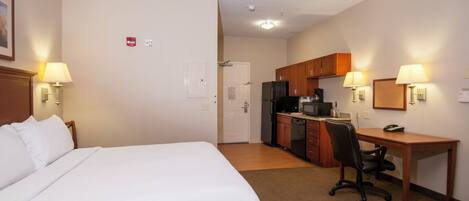 1 غرفة نوم وأغطية فراش متميزة وخزنة داخل الغرفة ومكتب