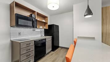 Studio Suite, 1 Katil Raja (King) | Dapur kecil peribadi | Peti sejuk, ketuhar gelombang mikro, dapur, pembancuh kopi/teh