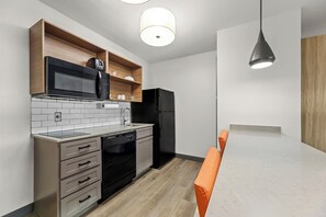 Suite estudio, 1 cama King size | Cocineta privada | Refrigerador, microondas, parrilla de estufa y cafetera y tetera 