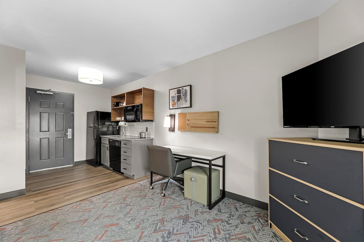 1 bedroom, premium bedding, in-room safe, desk