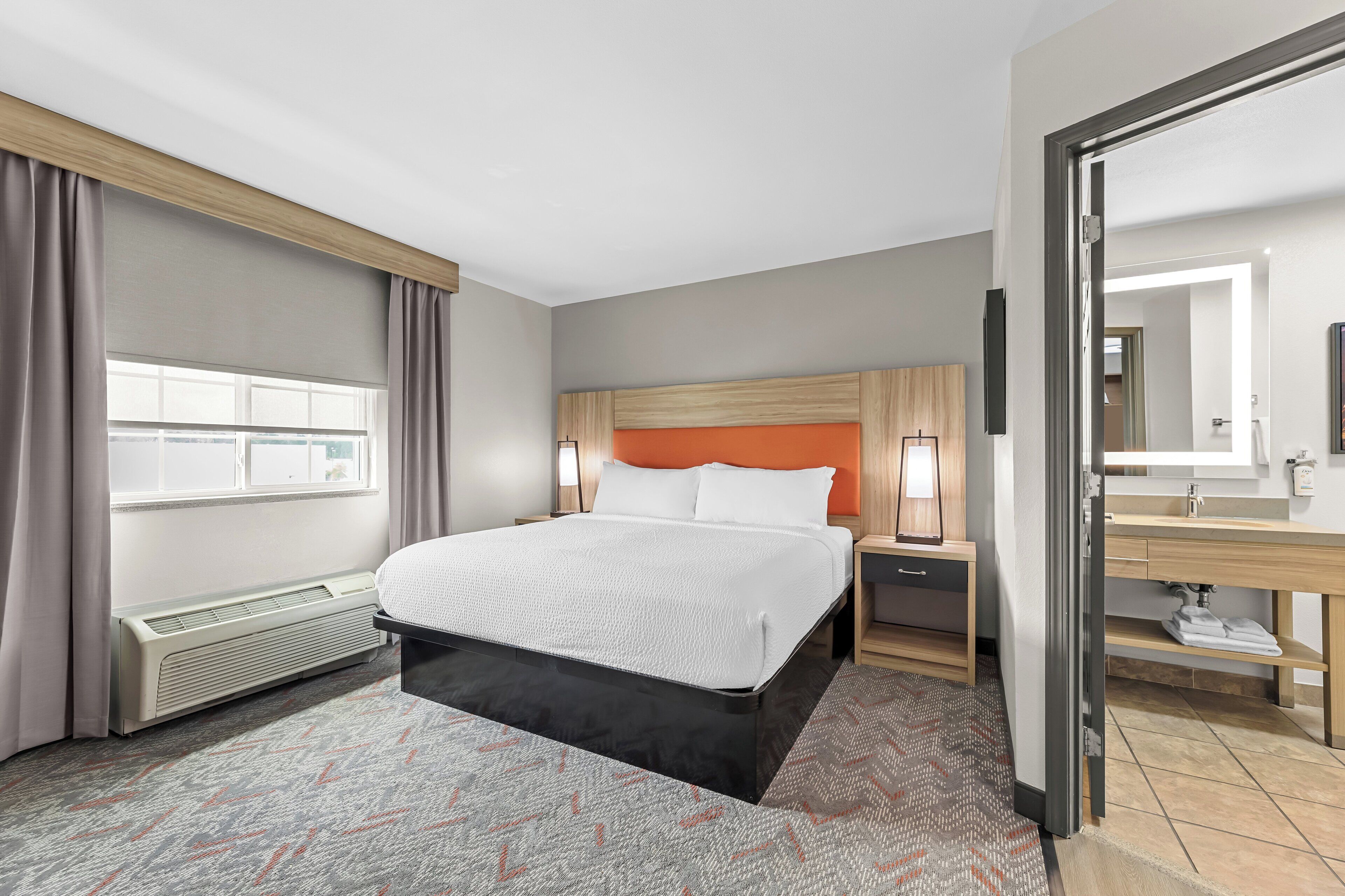 高档床上用品、客房内保险箱、办公  桌、笔记本电脑工作区