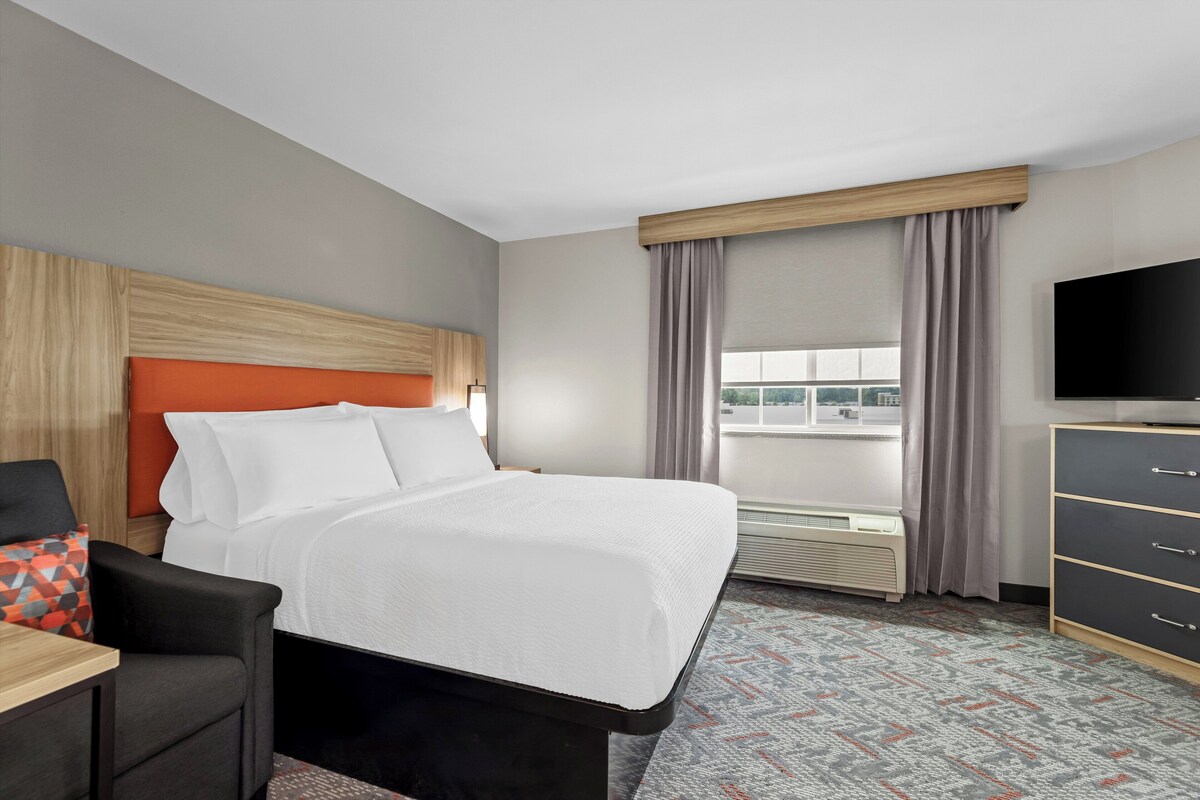 Premium bedding, in-room safe, desk, laptop workspace