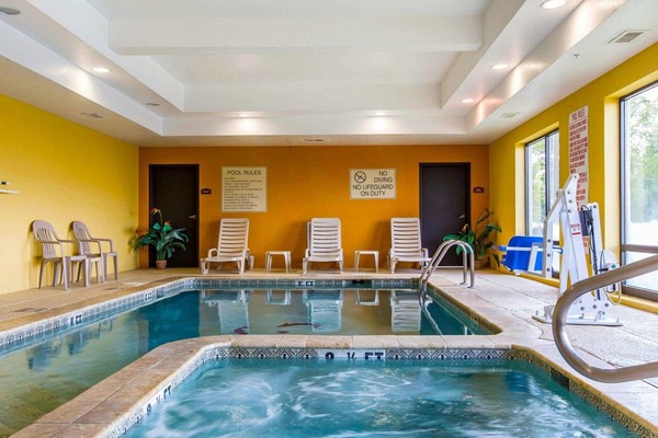 Indoor pool, sun loungers
