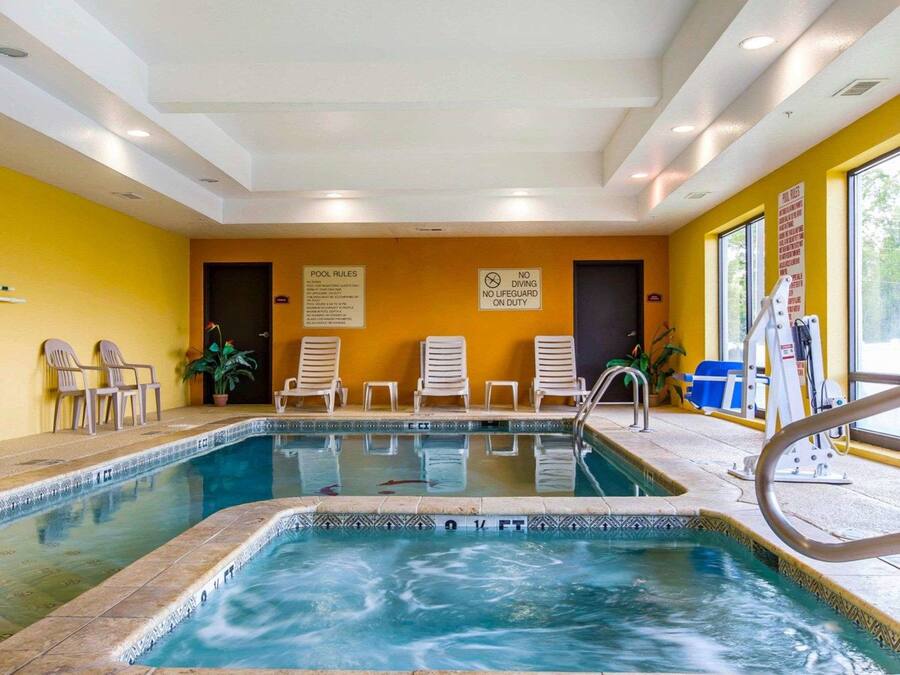 Indoor pool, sun loungers